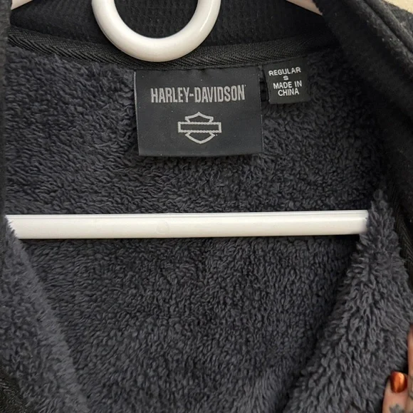 Harley-Davidson fleece lined Black Zip-Up with Burgundy Lettering - Picture 2 of 2